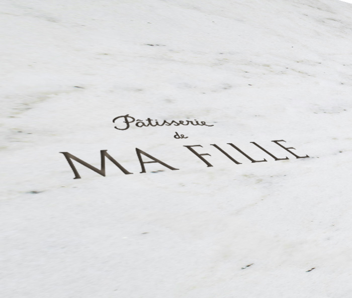 Logo gravé sur du marbre